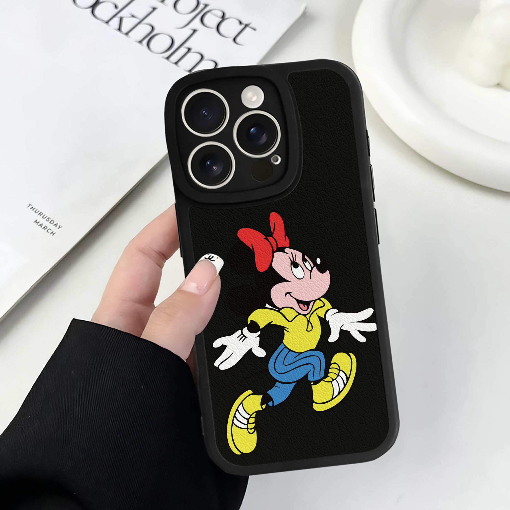 （画像用） ミッキーマウス Mickey Mouse 【iPhone 16シリーズ対応】シリコンスマホケース（レザー調） 材質：シリコン